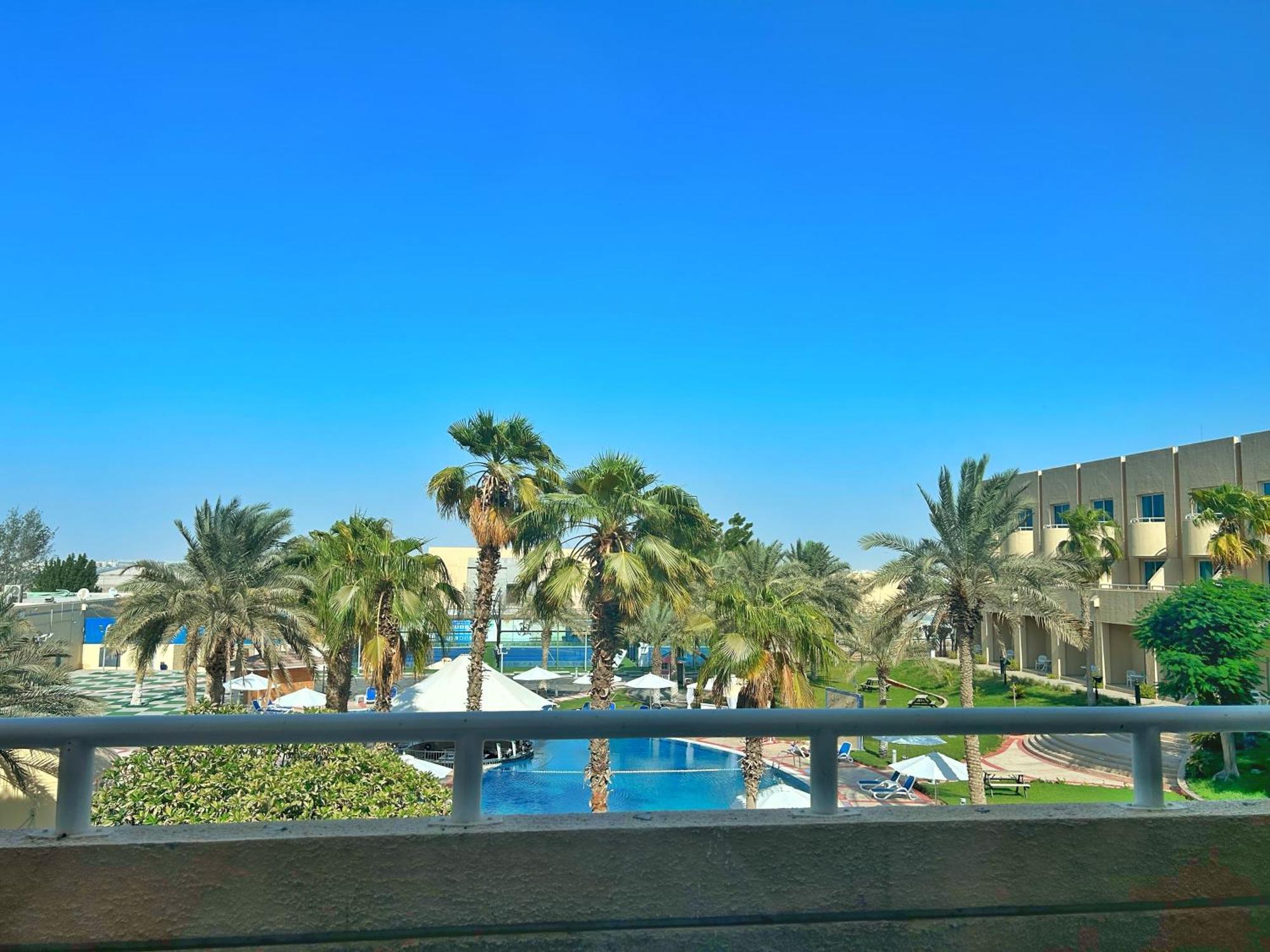 Metropolitan Al Mafraq Hotel Abu Dabi Exterior foto